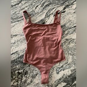 ✨SKIMS BODY BASICS SQUARE NECK BODYSUIT | GARNET